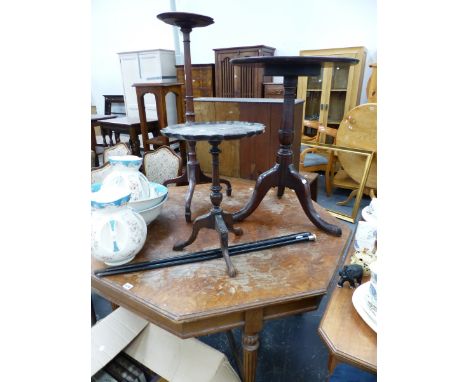 A VICTORIAN OAK CENTRE TABLE AND THREE MAHOGANY TRIPOD TABLES. 