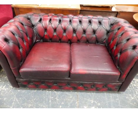 A LEATHER UPHOLSTERED BUTTON BACK CHESTERFIELD SETTEE. 