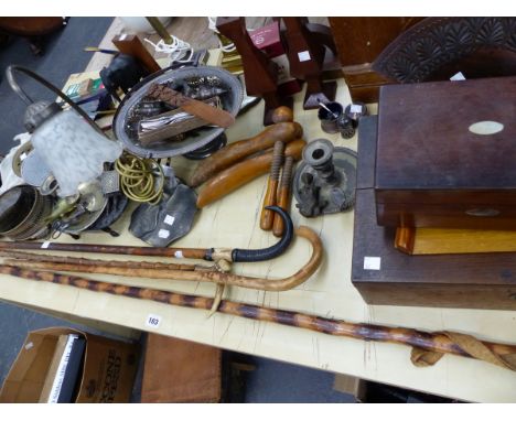 A VINTAGE SINGER SEWING MACHINE, A CARVED WALL BRACKET, OAK WRITING BOX, VICTORIAN ROSE WOOD BOX, VARIOUS LAMPS, METAL WARES,