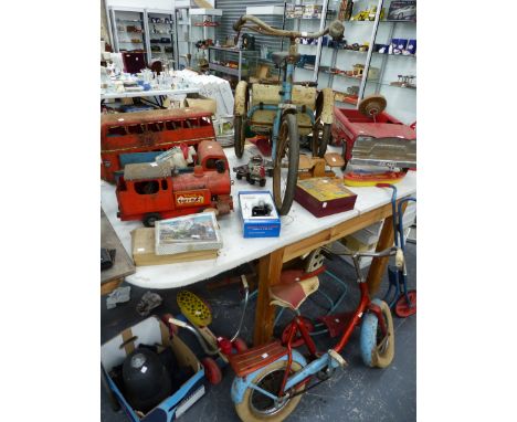 A QUANTITY OF VINTAGE INDOOR AND OUTDOOR TOYS TO INCLUDE A TRIANG MONACO RIDE ON CAR, RALEIGH SCOOTER, A TRIANG PUFF PUFF, A 