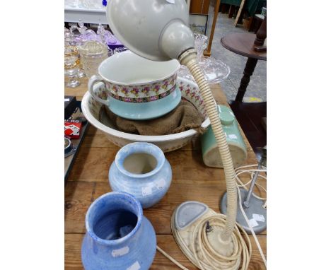 A VINTAGE FLEXIBLE DESK LAMP, VASES, A WASH BOWL ETC. 