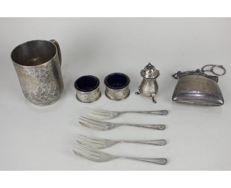 A George V silver mug with rose and thistle floral decoration, with engraved initials, maker Robert Ashworth, London 1911, 9c