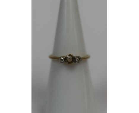 18ct gold diamond set ring - 1 stone missing A/F - Size J 