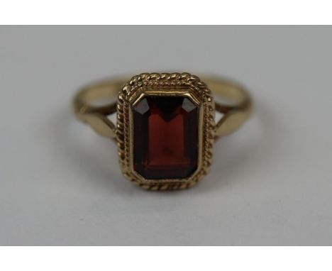 9ct gold garnet set ring - Size J 