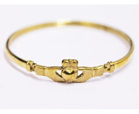 A 9ct gold bangle, diam. 5.8cm, wt. 5.8g