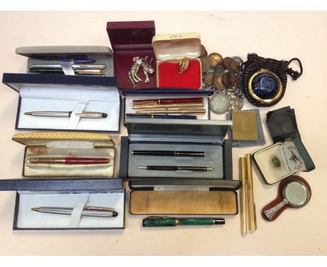 A mixed lot to include various Ronson pens, a Parker 61, two crowns, a flying saucer vintage compact and another etc.