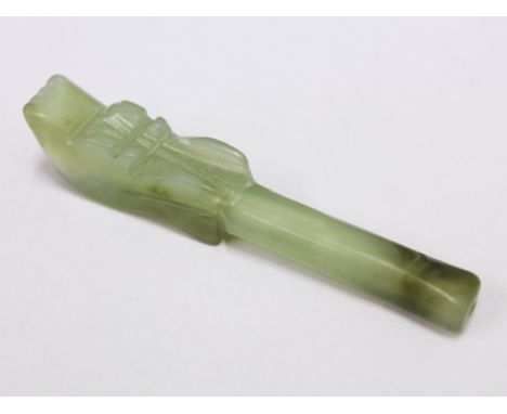 A Chinese carved jade cheroot holder formed as a dragon, length 7.6cm