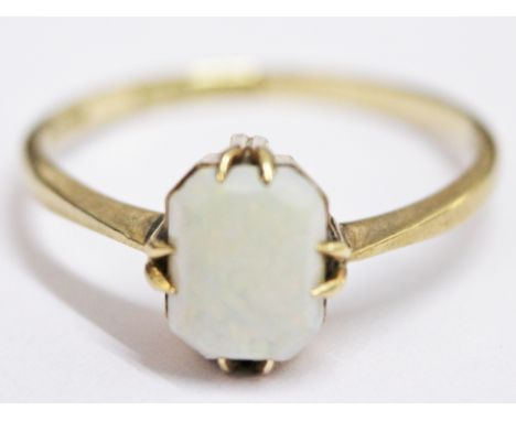 A 9ct gold opal ring, gross wt. 1.9g, size Q