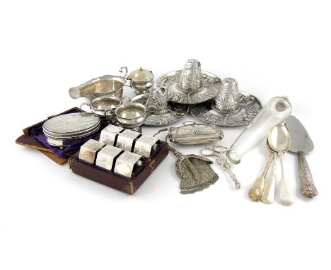 A mixed lot of silver and metalware items, comprising: a purse, a trinket box, a sauce boat, three Peruvian hats, a silver-mo