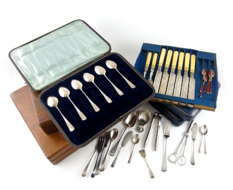 λ A mixed lot of flatware, comprising silver items: a set of twelve cased coffee spoons and tongs, by Mappin and Webb, a set 