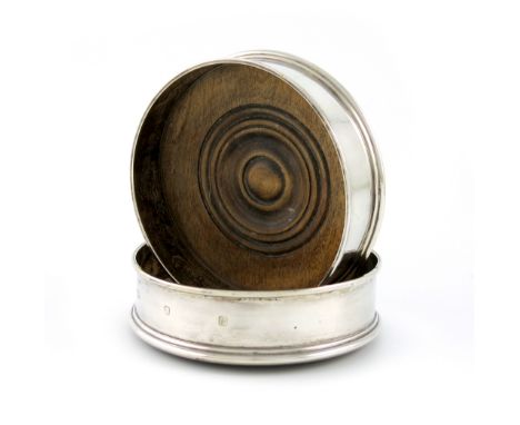 A pair of modern silver wine coasters, by M C Hersey & Son Ltd, London 1995, circular form, turned wooden bases, diameter 13c