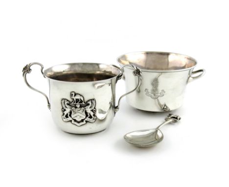 The Worshipful Company of Grocers, a small mixed lot of silver items, comprising: a porringer, by Johnson, Walker & Tolhurst 