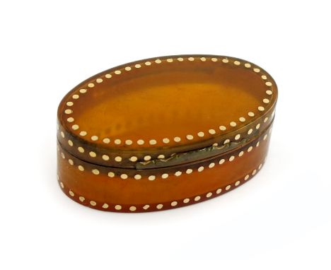 λ An early 19th century gilt metal and gold inlaid blonde tortoiseshell snuff box, unmarked, circa 1820, oval form, with inla