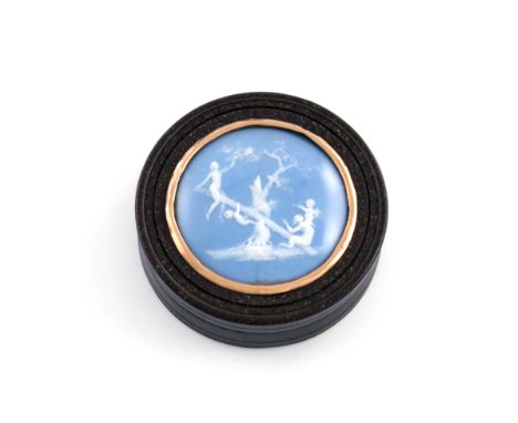 λ A late-18th / early-19th century composition snuff box, circular form, the pull-off cover inlaid with a Jasperware panel of