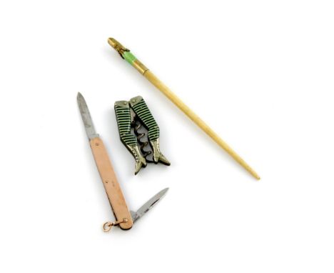 λ A small mixed lot, comprising: a 9-carat gold penknife, by Cohen and Charles, Chester 1906, with a ring attachment, plus an