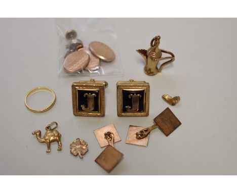 A pair of onyx and gold 'J' cufflinks, stamped 14k, 25.8g total weight; together with a gold wedding band, hallmarked 9ct, 1.