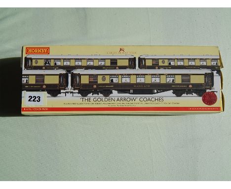 HORNBY R 4196 GOLDEN ARROW COACH PACK