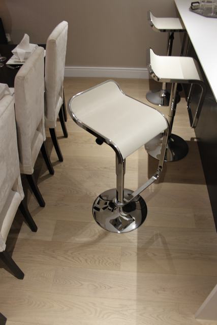 Auction Id 14779 Lot Number 60 A Set Of 3 X Dwell Niagara Bar Stools Polished Chrome Finish Padded Cream Faux Leather Seat Classic Drop Down Footrest Gas Lift Mechanism