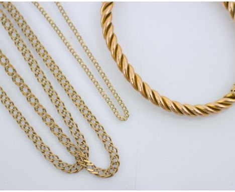 A selection of yellow metal jewellery, including a 9ct yellow gold chain, the curb link chain with lobster fastener, stamped 