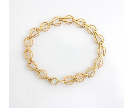 A 9ct yellow gold bracelet, the circular links with arrow head shaped detail to centre, stamped '9.375' with bolt ring fasten