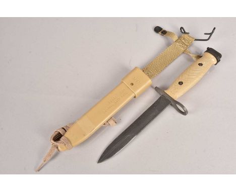 A US M7 bayonet, complete with a US M10 scabbard, in Dessert colours (2)