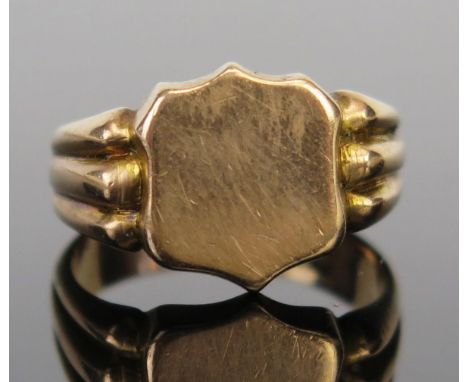 An Antique 9ct Gold Signet Ring, Chester 1901, E.V, size L.5, 6.1g 