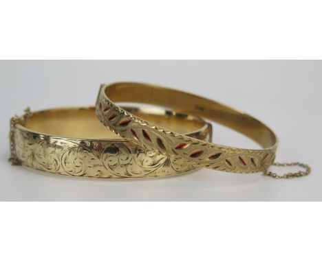 A 9ct Gold Hinged Bangle with chased foliate decoration with red enamel highlights, full Birmingham hallmarks, 15.1g and roll