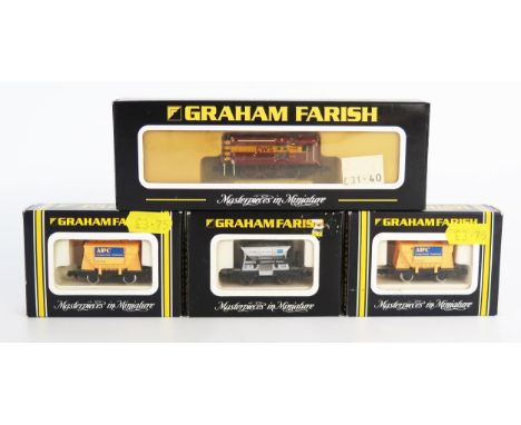 Graham Farish N Gauge 371-002 Class 08 Diesel Shunter - 08933 EWS and 3 Hopper Wagons - excellent in boxes 