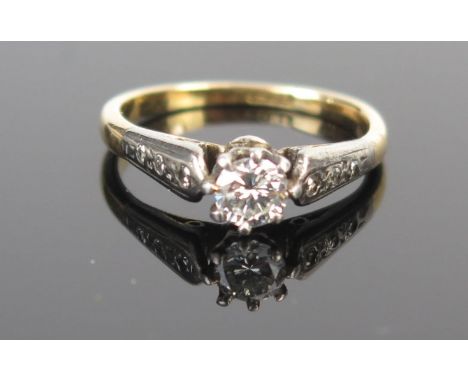 An 18ct Gold and Diamond Solitaire Ring with three chips set to each shoulder, 4mm stone, size H, 1.9g 