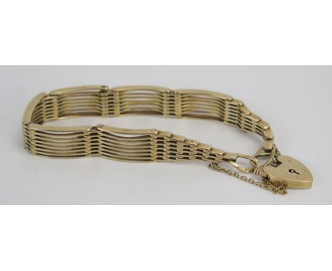 A 9ct Gold Gate Link Bracelet with 'padlock' clasp, 21.7g 