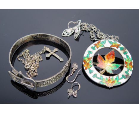 A Hallmarked Silver Hinged Buckle Bangle, silver and enamel maple leaf brooch (A/F) and other silver jewellery, 49.2g 