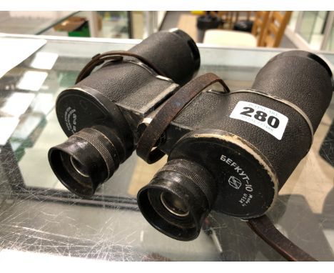 A VINTAGE BREAK BARREL AIR RIFLE, A PAIR OF CHINON BINOCULARS, AND A RUSSIAN PAIR OF BINOCULARS. 