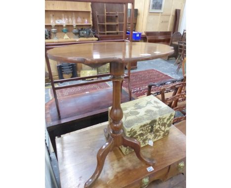 A VICTORIAN MAHOGANY TRIPOD TABLE. 