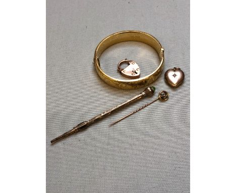 A 9ct ROSE GOLD VINTAGE PADLOCK WITH A CHESTER HALLMARK, TOGETHER WITH A STONE SET HEART LOCKET, A PEARL STICK PIN, A PROPELL