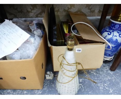 A COLLECTION OF EDWARDIAN AND LATER COMMEMORATIVE CUPS, A GLASS TABLE LAMP, A BLUE AND WHITE TABLE LAMP, VINTAGE TINS ETC. 