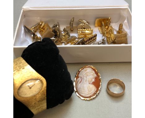 A 9ct GOLD WEDDING BAND, TOGETHER WITH A PORTRAIT CAMEO IN A GOLD SURROUND STAMPED KT14, A LADIES VINTAGE TISSOT WATCH, AND A