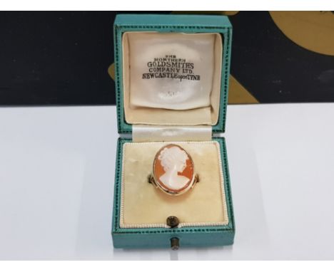 A 9CT YELLOW GOLD CAMEO RING SIZE K 1/2 5.1G GROSS