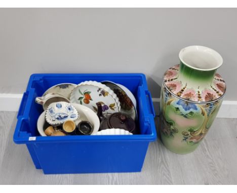 A BOX CONTAINING MISCELLANEOUS ITEMS SUCH AS ROYAL WORCESTER EVESHAM DELFT ETC TOGETHER WITH A FLOOR STANDING VASE