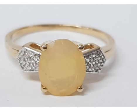 A 9CT YELLOW GOLD OPAL AND WHITE STONE RING SIZE T 1/2 2.8G GROSS