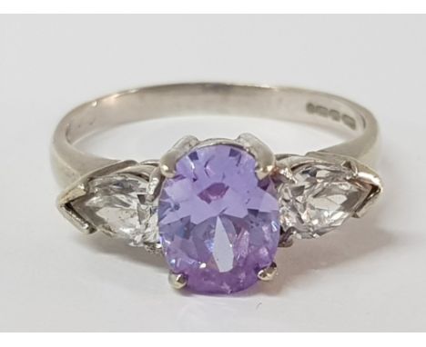 9CT YELLOW GOLD LIGHT PURPLE AND WHITE STONE RING, 3.3G SIZE M