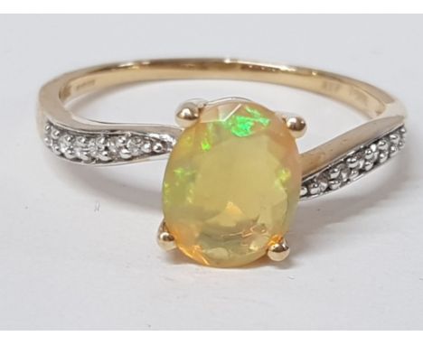 A 9CT YELLOW GOLD OPAL AND WHITE STONE RING SIZE R 1/2 2.3G GROSS