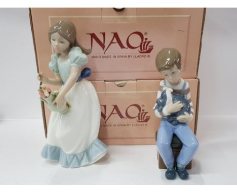 2 NAO BY LLADRO FIGURES, 1050 A FRIEND IN NEED AND 1001 TULIP TIME BOTH WITH ORIGINAL BOXES