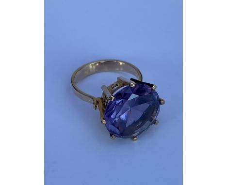 A 14ct yellow gold (585) and large single blue mystic topaz stone set ring. (N).