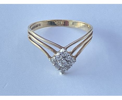 9ct gold ring set with CZ. Approx 1g. Ring size approx R/Q.