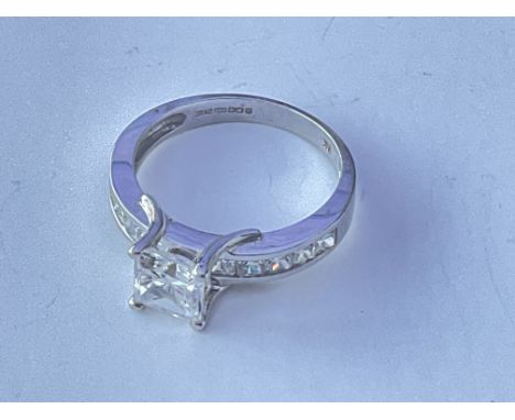 A 9ct gold ring set with CZ. Approx 3g. Ring size approx O/N.