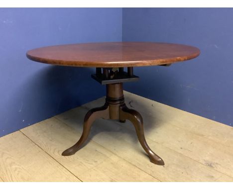 George III mahogany bird cage tray top tripod table on paw feet 84cm Diam x 54cm H. Condition: Generally good 