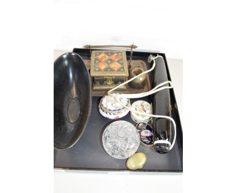 TRAY OF MIXED ITEMS TO INCLUDE A GLASS ROLLING PIN, TRINKET BOXES, DESK STAND ETC