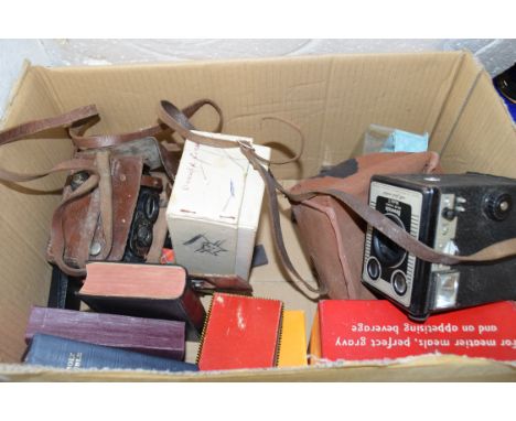 BOX OF MIXED ITEMS TO INCLUDE A STUDENTS MICROSCOPE, DOMINOES, VOIGTLANDER BRILLIANT CAMERA IN CASE, A KODAK BOX BROWNIE, HOL