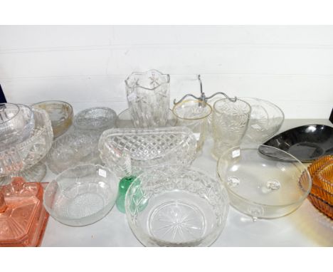 LARGE MIXED LOT OF 20TH CENTURY COLOURED AND CLEAR GLASS WARES TO INCLUDE VARIOUS BOWLS, DRESSING TABLE SET, LAMP BASE ETC