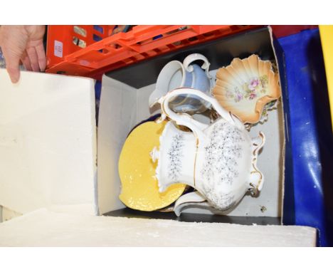 MIXED LOT OF CERAMICS TO INCLUDE A 19TH CENTURY TEA POT, POSSIBLY WORCESTER, TOGETHER WITH VARIOUS FLORAL DECORATED DISHES